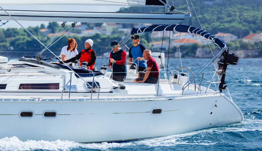Urlaub auf einer Yacht mit Crew Urlaub auf einer Yacht mit Crew