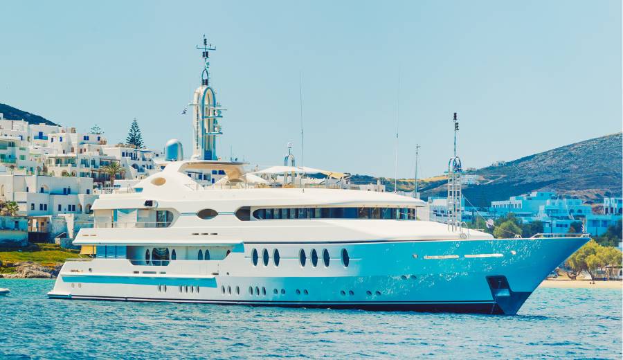 What's the average cost to charter a yacht?